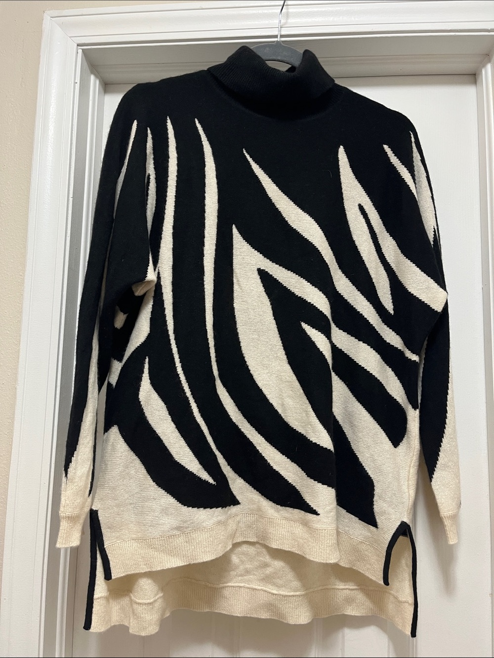 Charter Club Turtleneck 100% Cashmere Black and Ivory Zebra Print size L - Picture 2 of 5